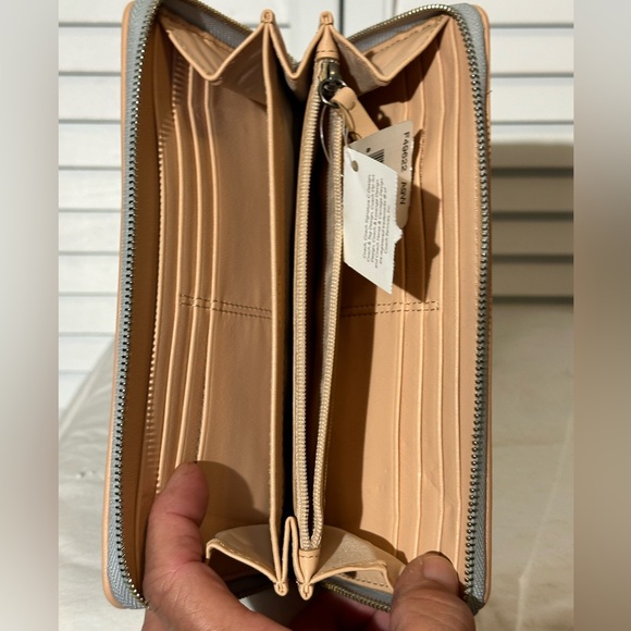 Coach “Poppy” Mirror Leather Zip Wallet NWT - Picture 3 of 8